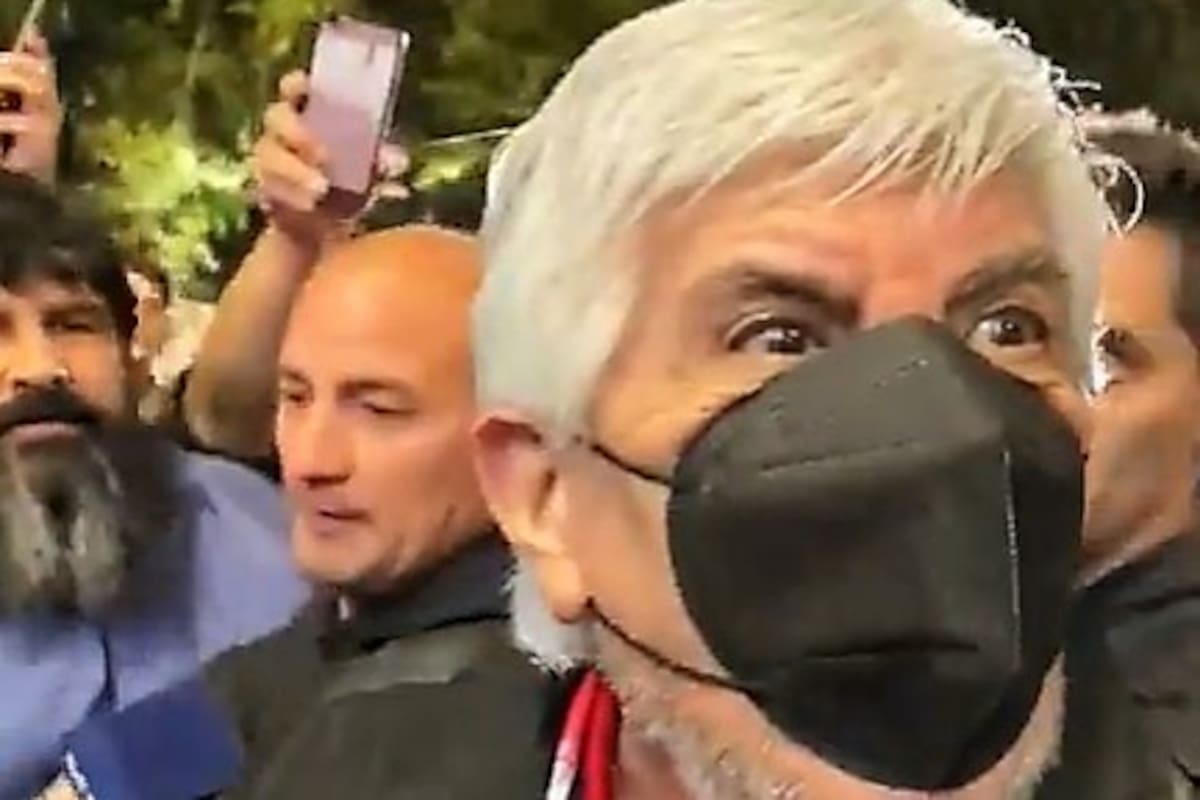 Hugo Moyano, en plena discusión con los hinchas después del empate ante Aldosivi, que lo deja casi fuera de la zona de clasificación en la Copa de la Liga