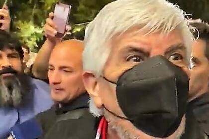 Hugo Moyano, en plena discusión con los hinchas después del empate ante Aldosivi, que lo deja casi fuera de la zona de clasificación en la Copa de la Liga