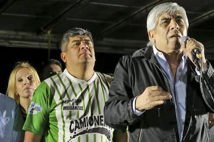 Hugo Moyano habla y lo escucha su hijo Pablo; ambos están hoy en el ojo de la tormenta generada por la crisis de Independiente.