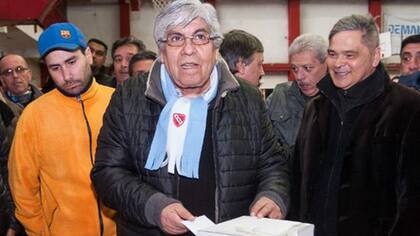 Hugo Moyano tardó en decidirse, pero al final resolvió ir por la reelección en el Rojo