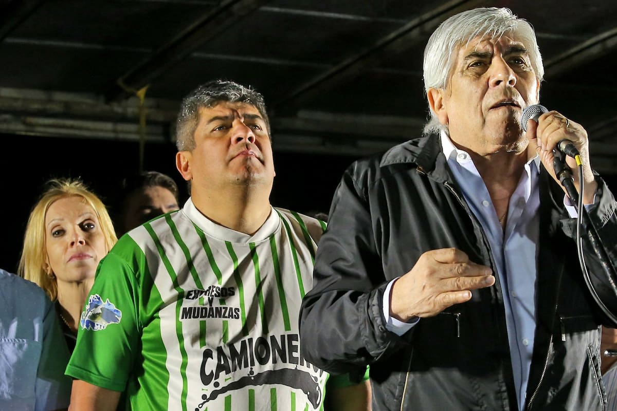 Hugo Moyano, junto a su hijo Pablo y su esposa, Liliana Zulet