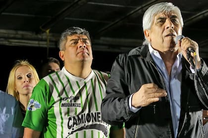 Hugo Moyano, junto a su hijo Pablo y su esposa, Liliana Zulet