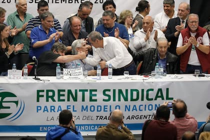 Hugo Moyano junto con otros dirigentes