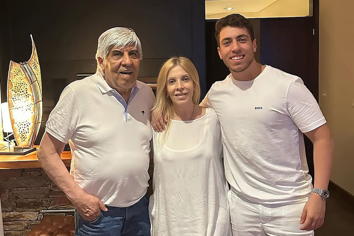 Hugo Moyano, junto con su esposa, Liliana Esther Zulet, y su hijo menor, Jerónimo