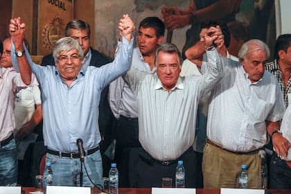 Hugo Moyano, Luis Barrionuevo y Roberto Fernández (de UTA) al anunciar un paro contra la gestión de Cristina Kirchner