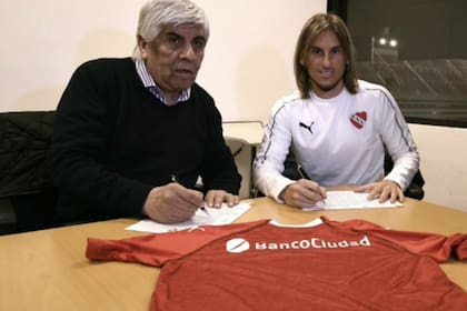 Hugo Moyano, presidente de Independiente, firma el contrato con Sebastián Becaccece