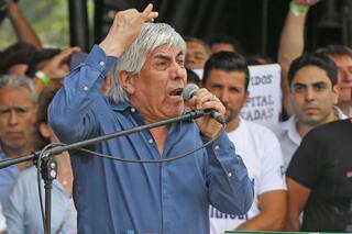 Venezuela: Moyano defendió a Maduro y un intendente K homenajea a Chávez