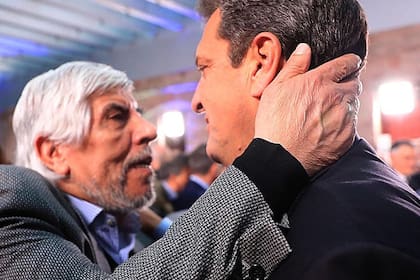 Sergio Massa se saluda afectuosamente con Hugo Moyano tras asumir como ministro de Economía