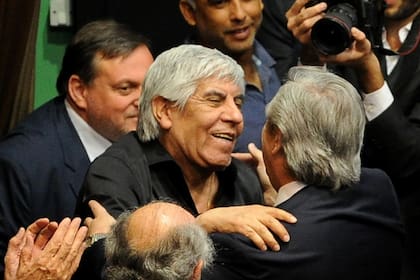 Hugo Moyano se saluda con el presidente Alberto Fernández; el líder camionero tiene que negociar paritarias ahora