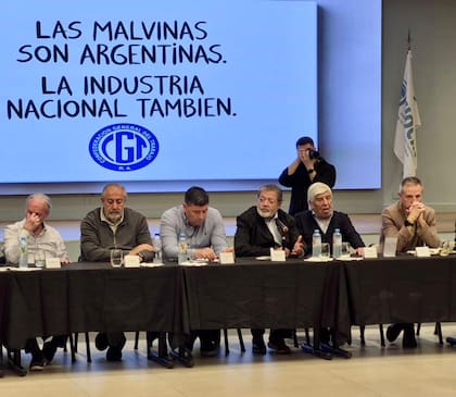 Hugo Moyano sorprendió al sumarse a la mesa de la CGT