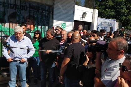 Hugo Moyano y dirigentes nacionales de camioneros se acercaron a apoyar la protesta que bloqueó accesos a San Nicolás, luego de la detención de Cabaleyro y Espíndola, en abril de 2022