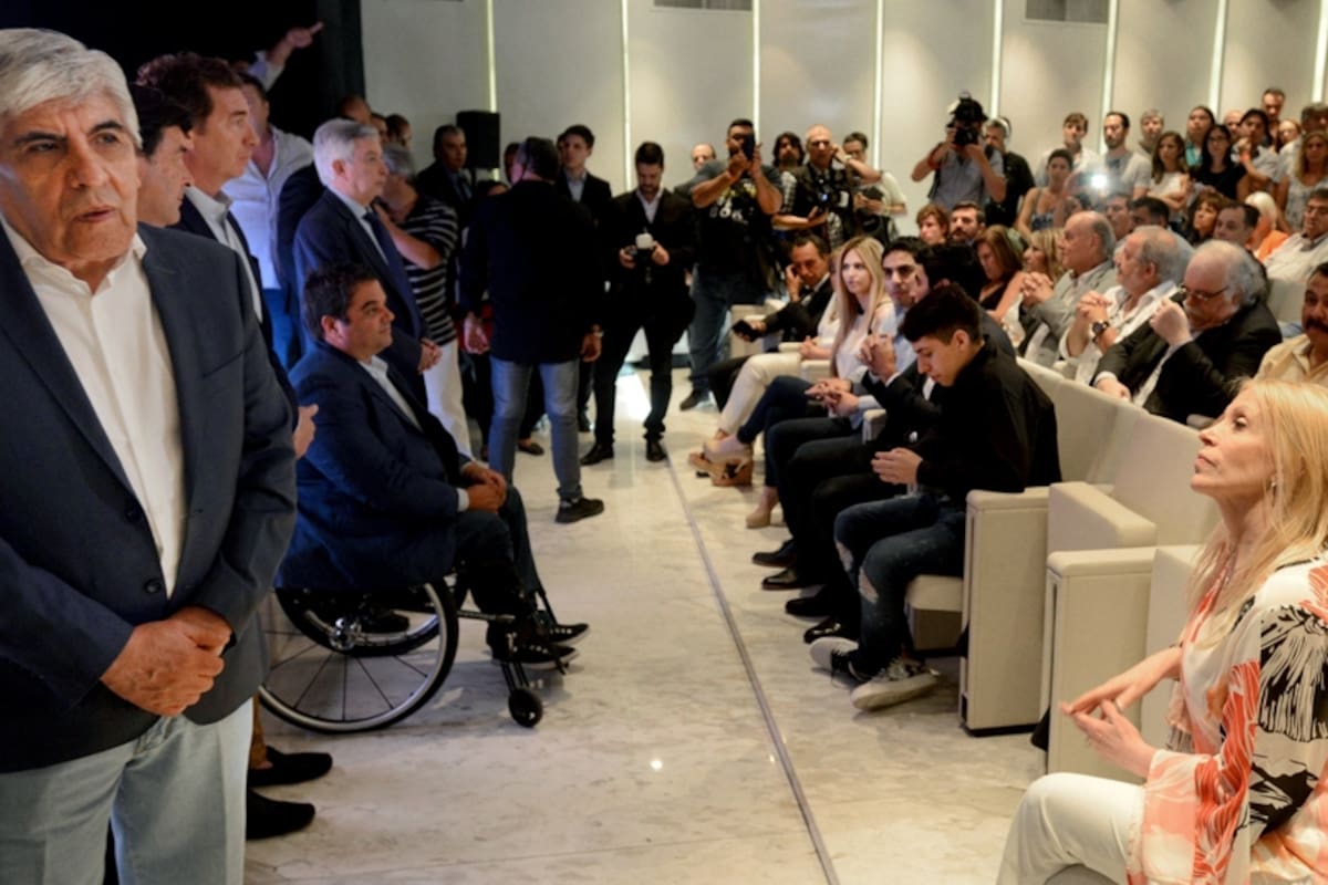 Hugo Moyano y su esposa Liliana Zulet, anteayer en la reinauguración de una clínica gremial