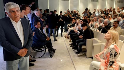 Hugo Moyano y su esposa Liliana Zulet, anteayer en la reinauguración de una clínica gremial