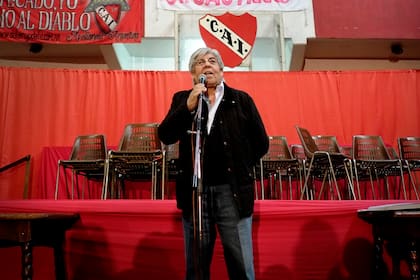 Hugo Moyano y una convocatoria fallida a la unidad; el líder deberá refrendar su poder en Independiente en las urnas, el 19 de diciembre.