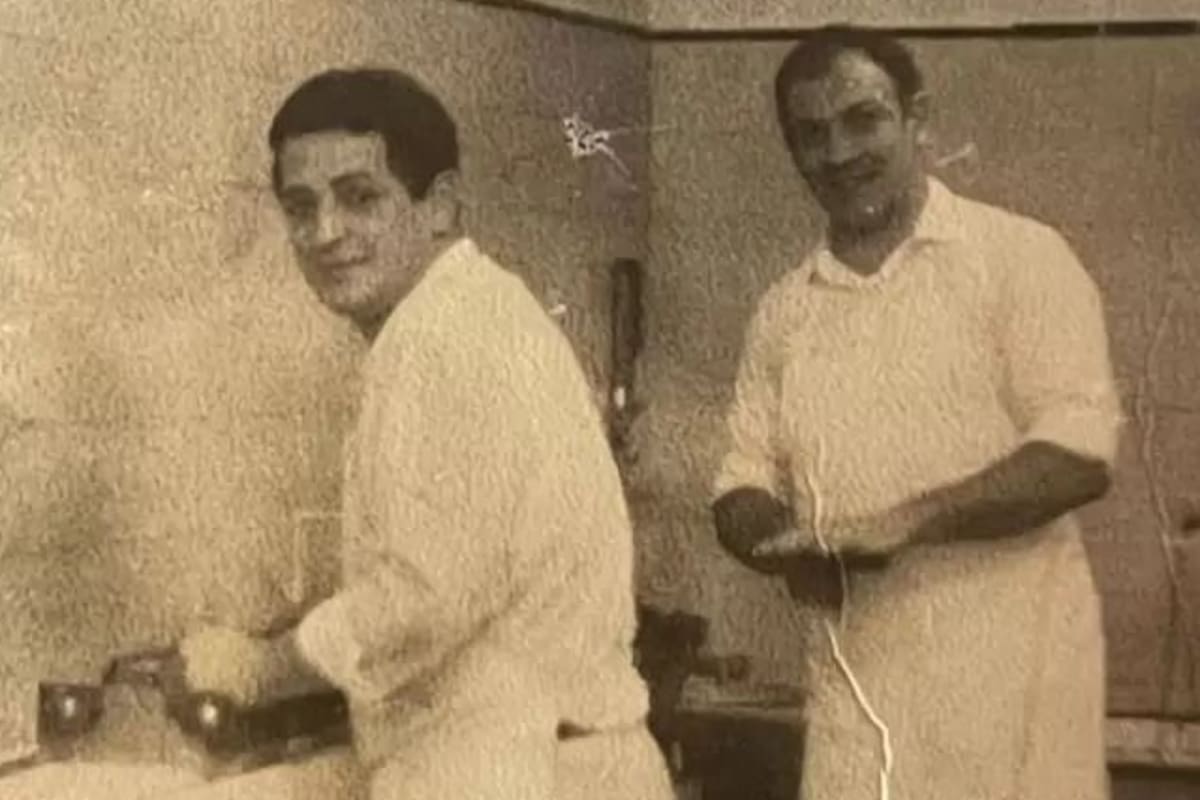 Verano 2022. Juan Navarro, dueño del churros El topo, con su hijo Salvador en la puerta del primer local que abriera su padre hace 54 años.