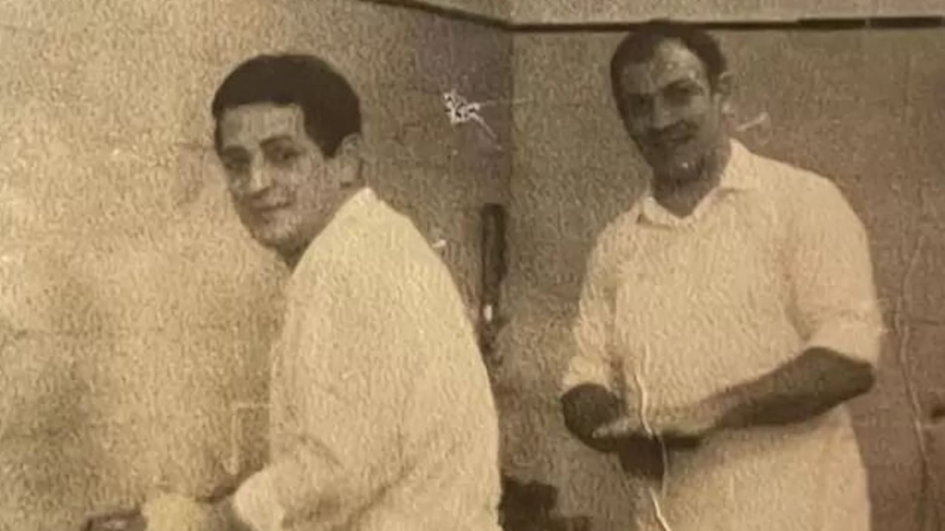 Verano 2022. Juan Navarro, dueño del churros El topo, con su hijo Salvador en la puerta del primer local que abriera su padre hace 54 años.