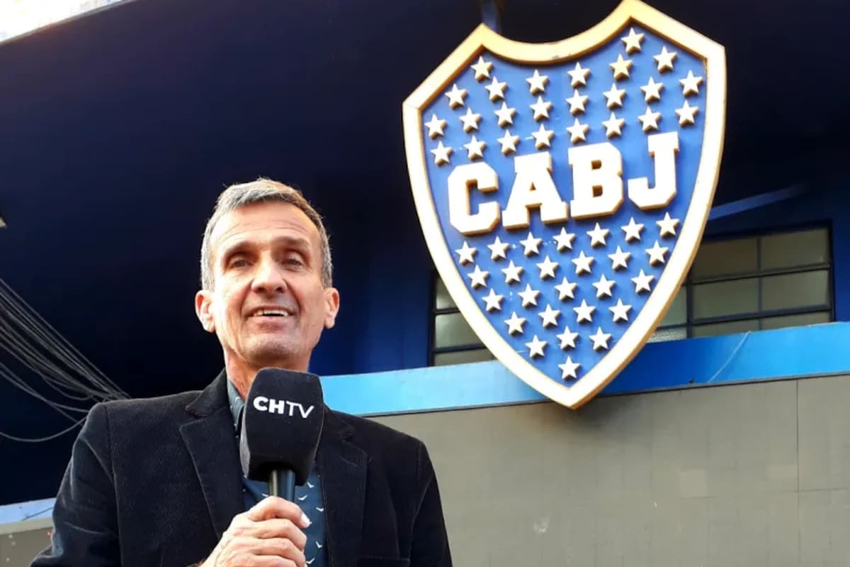 Hugo Nelson Lacava Schell, en una imagen de hace un tiempo, ejerciendo su actividad de comentarista para un canal chaqueño, delante del escudo de Boca, el club que lo formó como futbolista