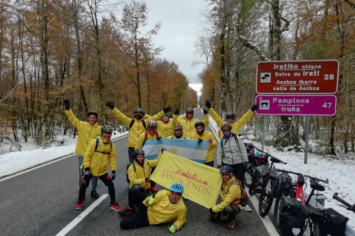 Hugo organizó una travesía en bicicleta en el Camino de Santiago: "Muchos no habían viajado jamás en avión", dice
