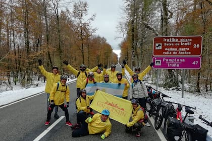 Hugo organizó una travesía en bicicleta en el Camino de Santiago: "Muchos no habían viajado jamás en avión", dice