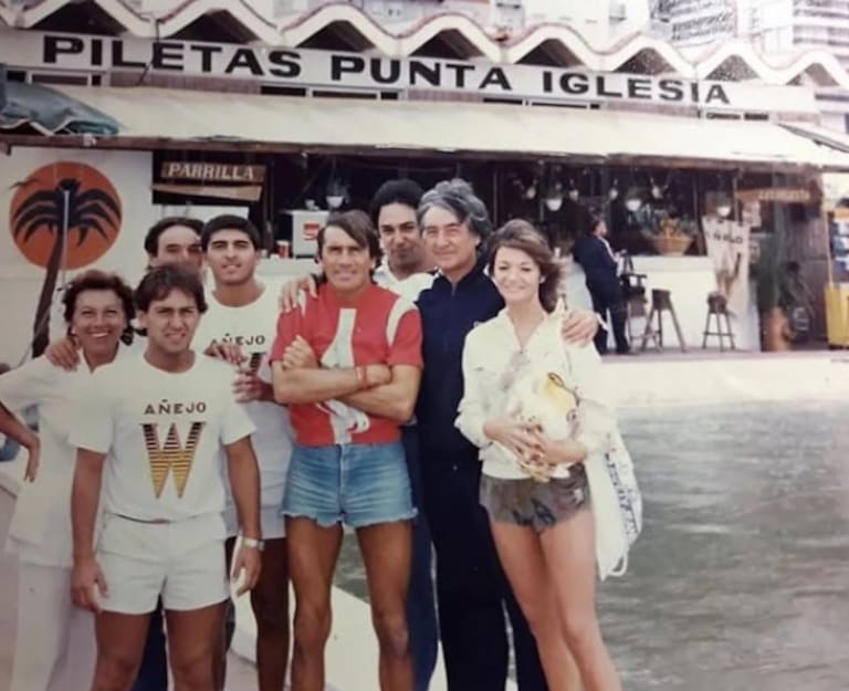 Hugo Orlando Gatti junto a su esposa Nacha, y Máximo “Lolo” Von Kotsch en las piletas de Punta Iglesia. El arquero mantuvo una estrecha amistad con el concesionario del complejo