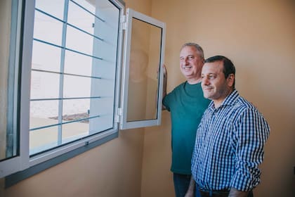 Hugo Passalacqua (verde) y el actual gobernador Oscar Herrera Ahuad hoy en la localidad de Campo Grande. Vienen caminando la provincia juntos hace meses. La elección de Rovira no sorprendió.