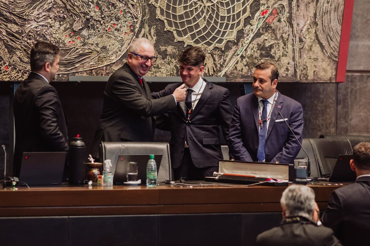 Hugo Passalacqua y Lucas Romero Spinelli, asumen como gobernador y vice. A su lado, Oscar Herrera Ahuad, quien ahora será el titular de la Legislatura en reemplazo de Carlos Rovira.