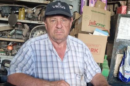 Hugo Plez es uno de los pocos empresarios que tiene un desarmadero de maquinaria agrícola en el país