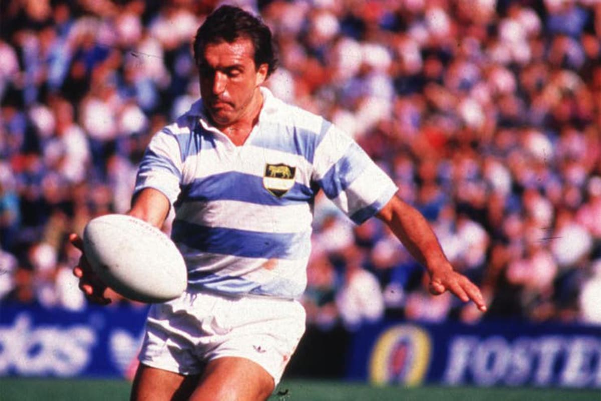 Hugo Porta, tal vez en su mejor momento, fue el conductor y máximo anotador en el inolvidable 24-16 del 22 de junio de 1985, el día del primer triunfo sobre Francia, en un estadio de Ferro completo y eufórico.