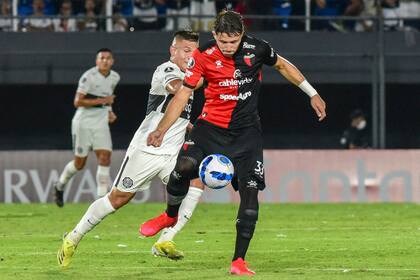 Hugo Quintana marca a Facundo Garcés