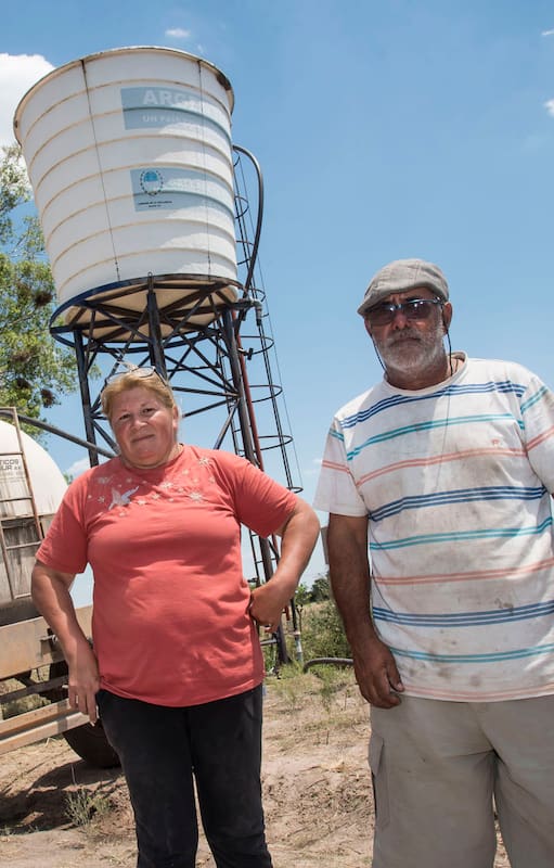 Hugo Ramos y su esposa Mónica Fernández hacen varios viajes por día para buscar agua para sus vacas
