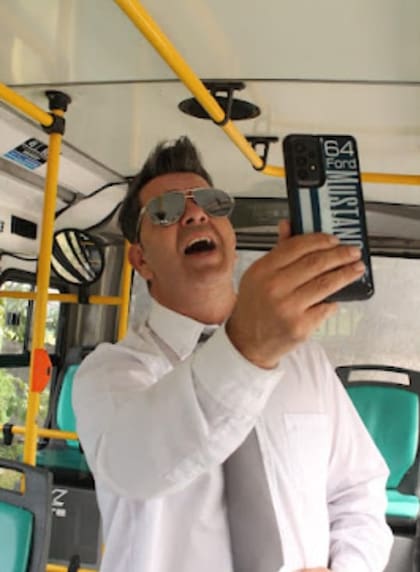 Hugo Robles, con su teléfono, grabando un video con una canción de Luis Miguel para sus fanáticos de TikTok e Instagram