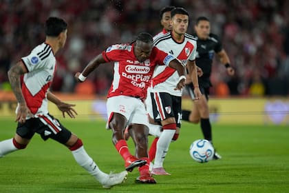 Hugo Rodallega remat ante la mirada de Fausto Vera