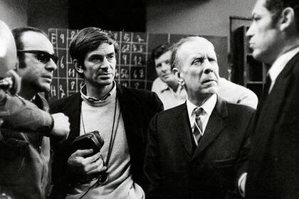 Hugo Santiago, Ricardo Aronovich, Jorge Luis Borges y Lautaro Murua durante la filmación de "Invasión"