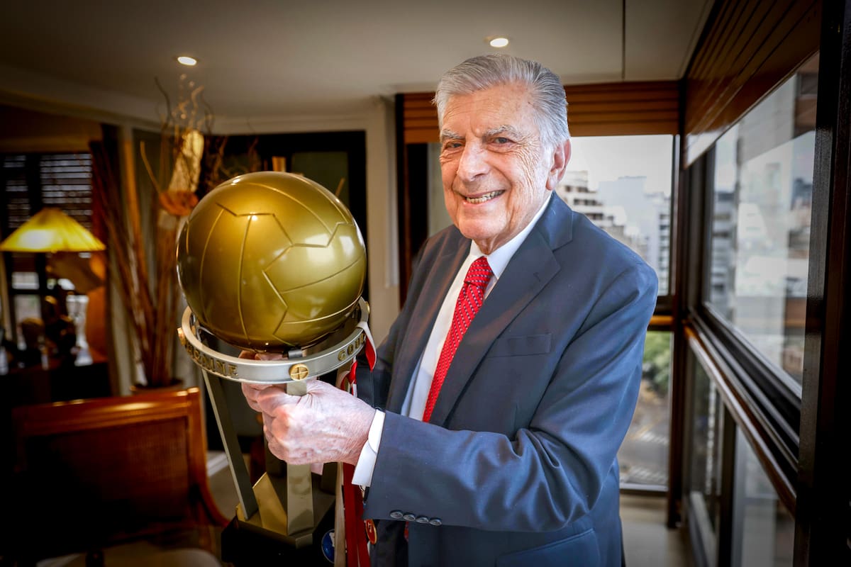 Hugo Santilli, en su departamento, a los 86 años, con la única Intercontinental que ganó River y fue bajo su presidencia