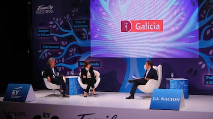 Hugo Sigman y Silvia Gold, fundadores de Grupo Insud, junto a José Del Río, secretario general de Redacción de LA NACION
