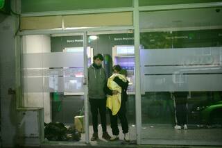 Dormían en un cajero de un banco hasta que alguien se detuvo a verlos