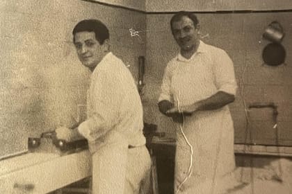Hugo y Cacho en el primer local en Belgrano.