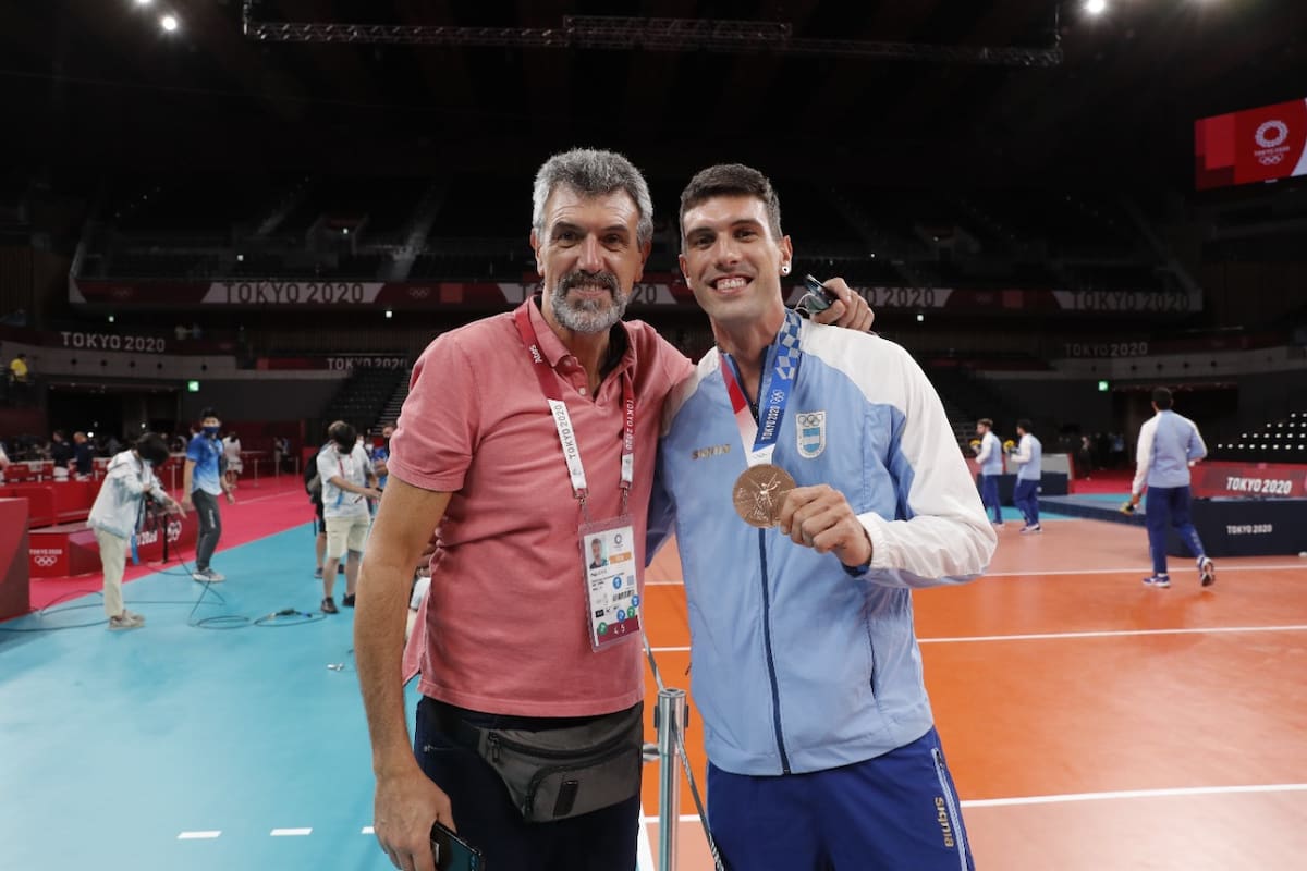 Hugo y Facundo Conte . Entrega de la medalla de bronce de voleibol en Tokio 2020 a la argentina