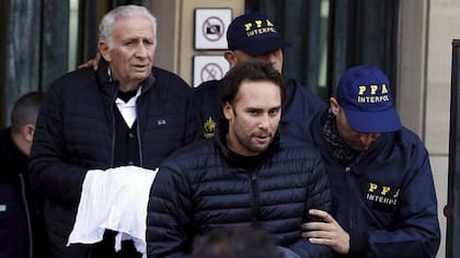 Hugo y Mariano Jinkis, cuando fueron detenidos por el escándalo del FIFAgate. Su empresa sigue facturando