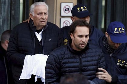 Hugo y Mariano Jinkis, cuando fueron detenidos por el escándalo del FIFAgate