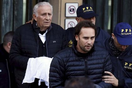 Hugo y Mariano Jinkis, cuando fueron detenidos por el escándalo del FIFAgate. Su empresa sigue facturando