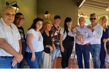 Hugo y su familia ampliada celebran el nacimiento del primer nieto.