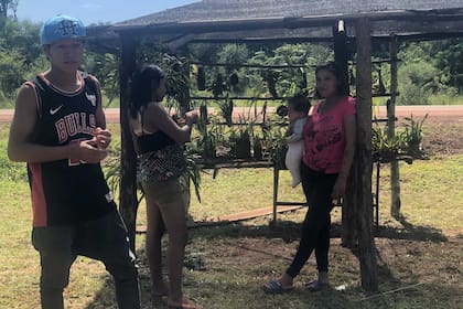 Hugo y su familia se sostienen gracias a la venta de orquídeas a turistas que paran en la ruta