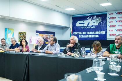 Las dos CTA definieron un plan de lucha y aprobaron un documento: Diez medidas urgentes para enfrentar a Milei