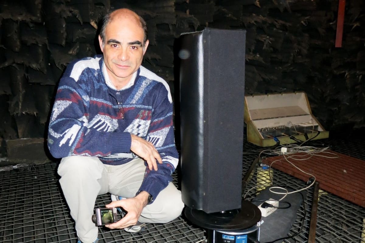 Hugo Zuccarelli al lado de un parlante holofónico