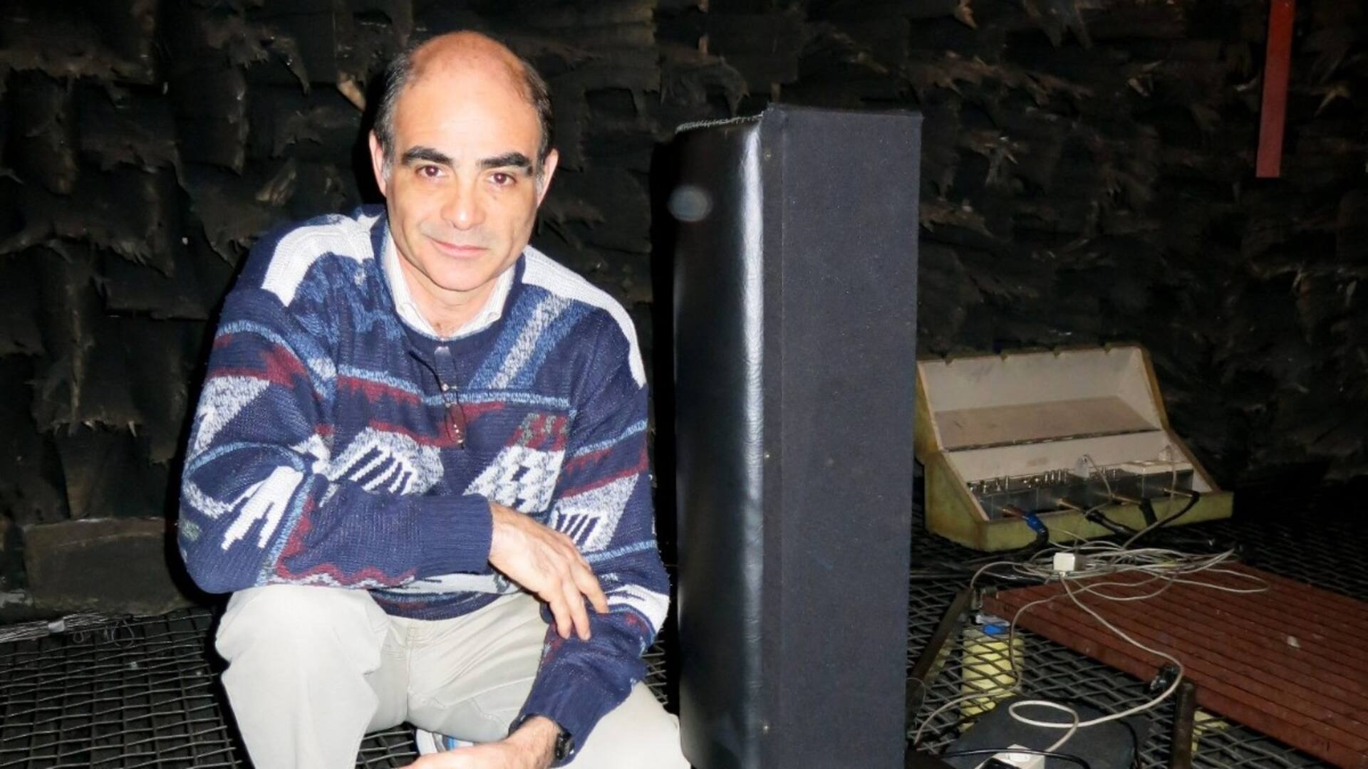 Hugo Zuccarelli al lado de un parlante holofónico