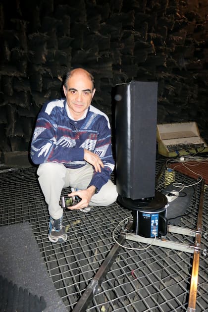 Hugo Zuccarelli al lado de un parlante holofónico