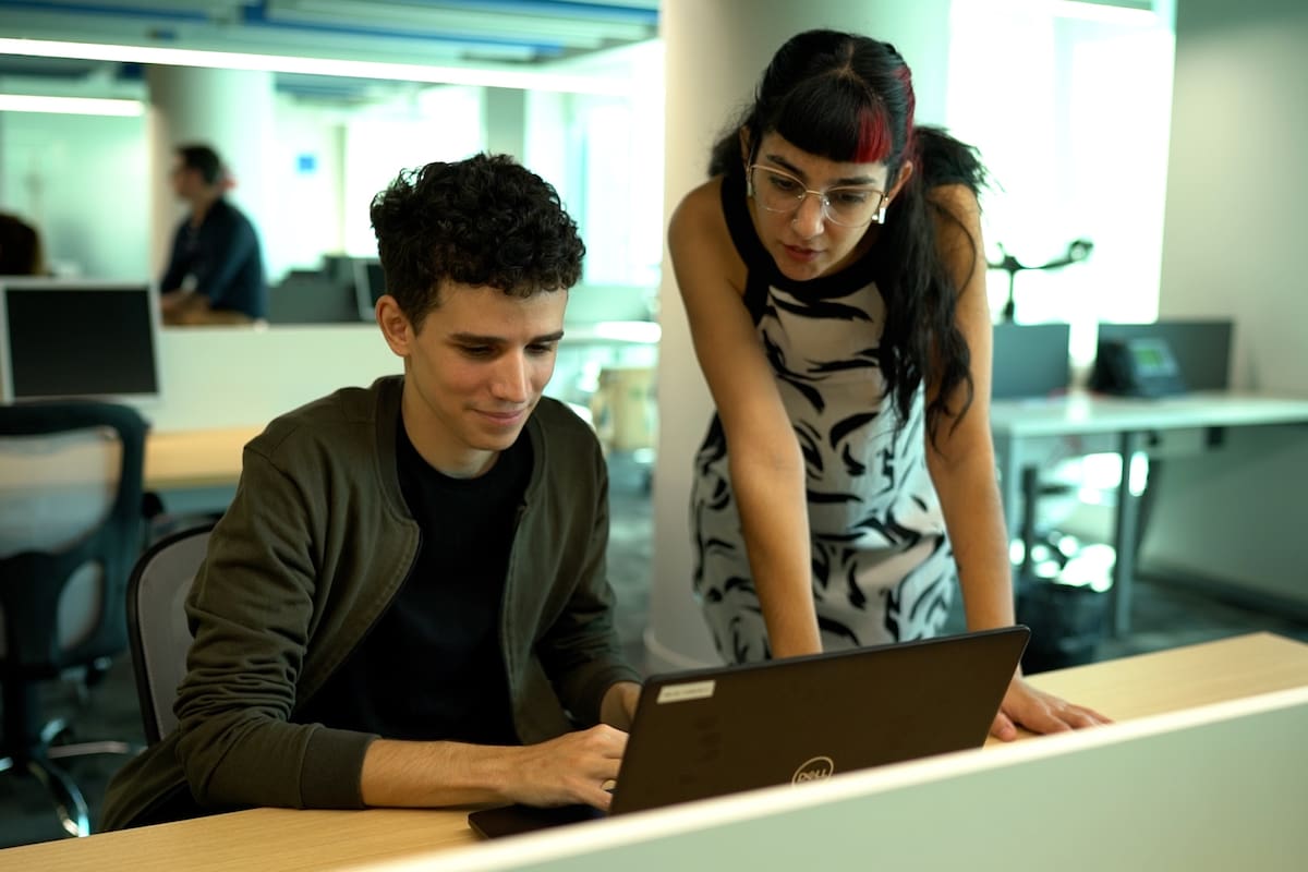 Huilen Torres, líder de proyectos, junto a Facundo Ribero Blas, data scientist de NTT DATA Argentina.