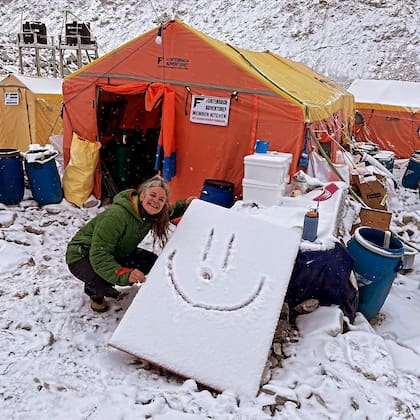 Huili sonríe en Everest.