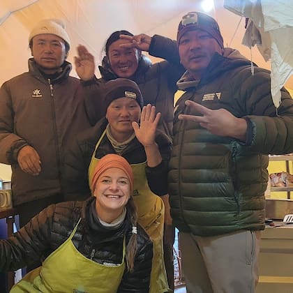 Huili y su equipo en la cocina del Everest.